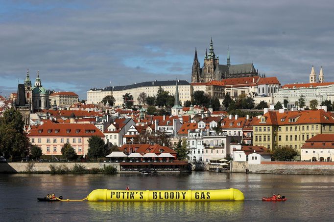 V Praze začíná první jednání Evropského politického společenství. Politické představitele vítá na Pražském hradě premiér Petr Fiala.