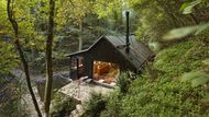 Radek Hušek – podnikatel v oblasti udržitelného proteinu – postavil uprostřed lesa  tiny house se saunou, jezírkem a interiérem z recyklovaných dveří.