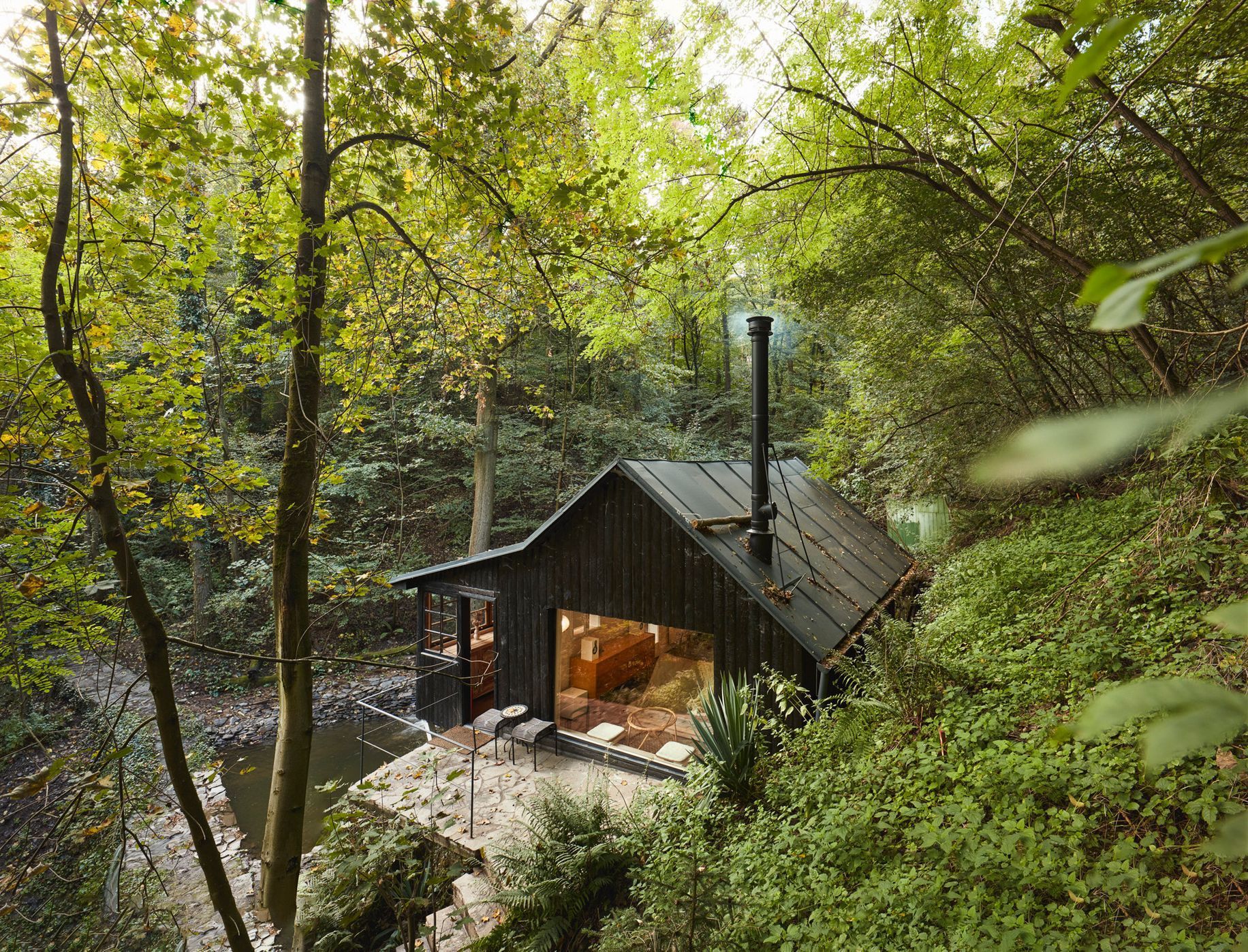 chata na vodopádu, bydlení, chata, chalupa, příroda, ubytování