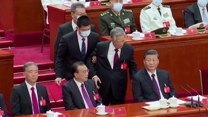Si Ťin-pching nechal vyvést z čestného místa bývalého prezidenta Chu Ťin-tchaa. Ten se marně bránil. Chu představuje starý "kolektivní" model vedení.