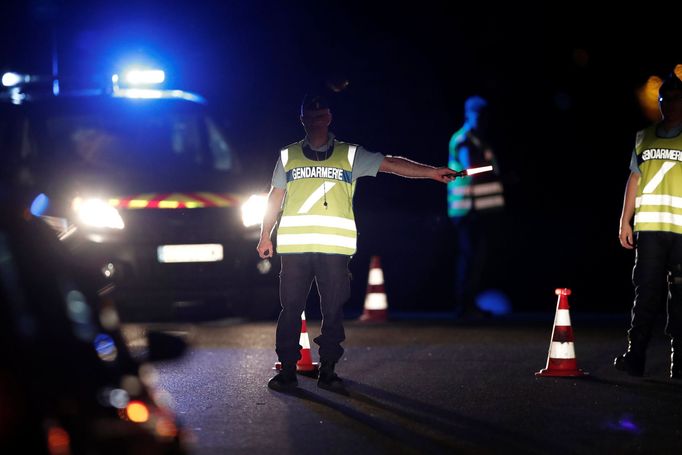 Policie zasahuje nedaleko restaurace v Sept-Sorts, do níž najelo auto.