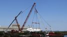 The Space Shuttle Enterprise waits to be lifted onto a barge at John F. Kennedy International Airport's harbor for a four-day journey to the Intrepid Sea, Air & Space Museum in New York June 2, 2012. REUTERS/Eduardo Munoz (UNITED STATES - Tags: SCIENCE TECHNOLOGY TRANSPORT) Published: Čer. 2, 2012, 10:30 odp.