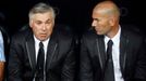 Carlo Ancelotti a Zinedine Zidane na lavičce Realu Madrid