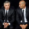 Carlo Ancelotti a Zinedine Zidane na lavičce Realu Madrid