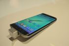 Samsung Galaxy S6/S6 edge: Nové mobilní telefony od Samsungu nemají v Barceloně konkurenci. Částečně proto, že někteří velcí výrobci nové špičkové telefony nepředstavili, ale hlavně proto, že Samsung nabídl novinky s unikátními technologiemi navrch i uvnitř. Od QHD zahnutého OLED displeje přes nový extrémně výkonný procesor až po rychlejší paměť.