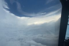 Děsivé oko hurikánu. Pilot natočil masivní mraky kolem středu ničivé bouře Ida