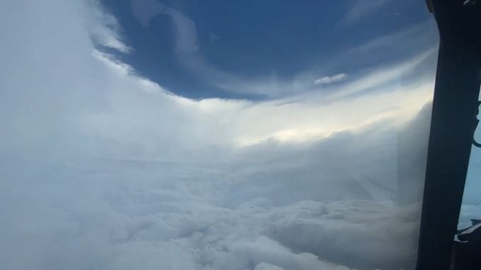 Piloti amerického Národního úřadu pro oceán a atmosféru zachytili, jak z výšky vypadá oko hurikánu.