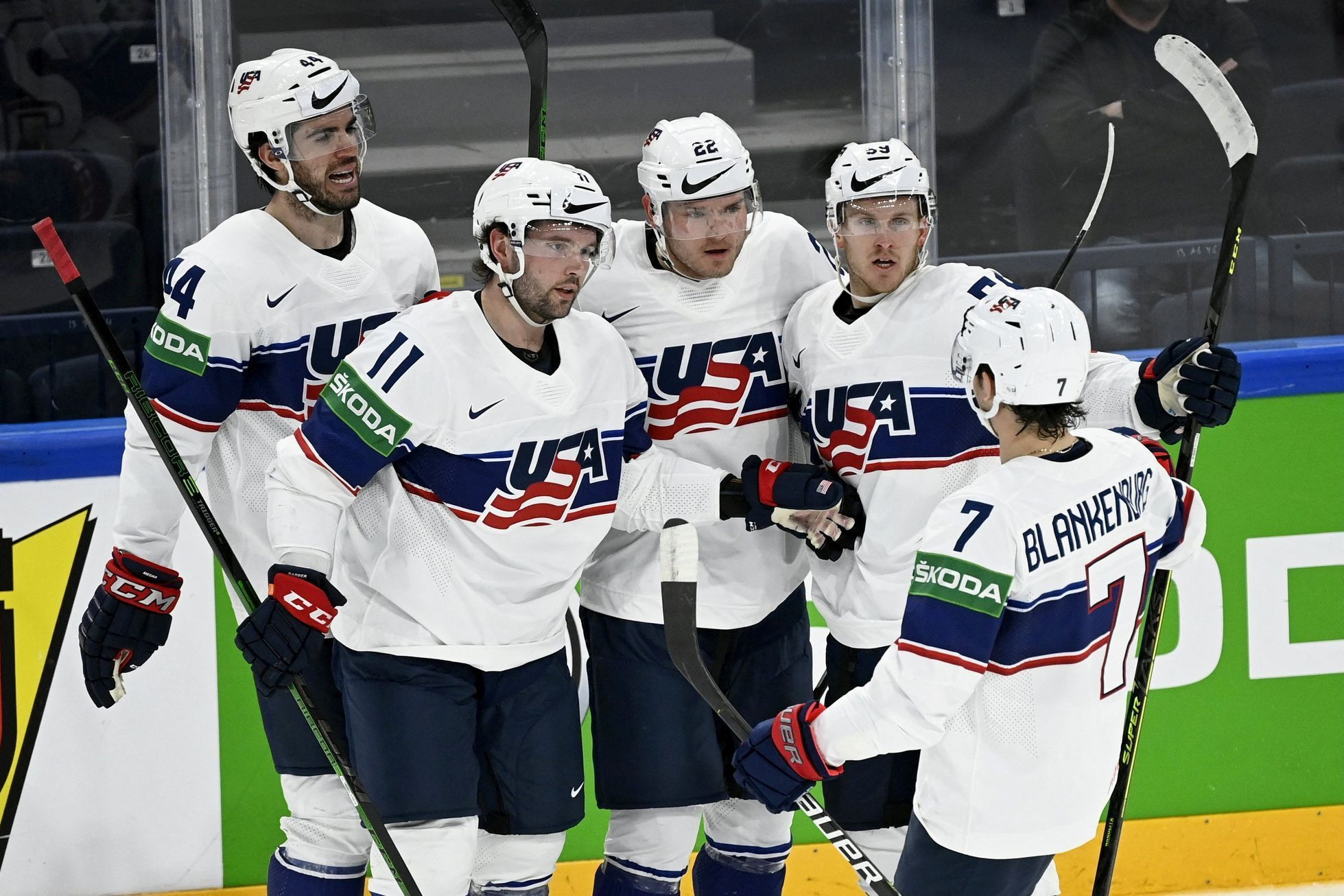 Hokejisté USA slaví gól v zápase s Rakouskem na MS 2022