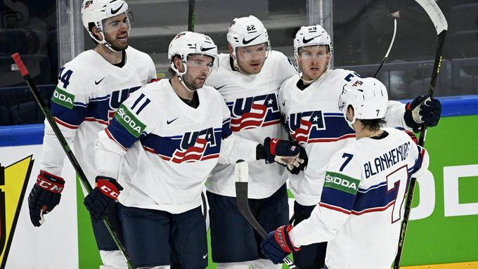 Hokejisté USA slaví gól v britské síti