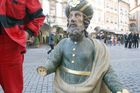 Vandal poničil sochu na Staroměstském orloji