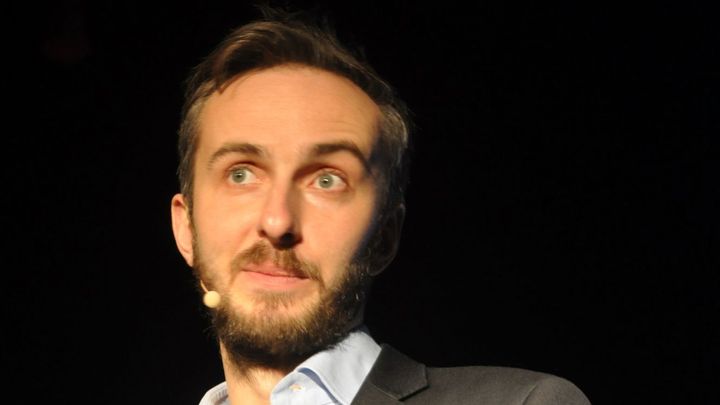 "Válím se u ruského oligarchy na Ibize." Komik žertoval o Stracheho aféře už v dubnu