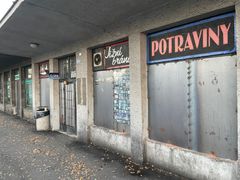Dřív tudy na směny procházely davy lidí. Dnes je mrtvo a obchod by neměl komu prodávat.