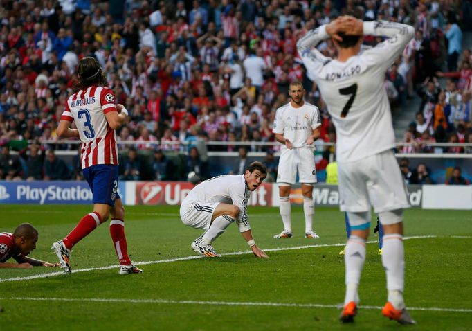 Real Madrid's Karim Benzema (C) reacts to a missed chance during Real Madrid's Champions League final soccer match against Atletico Madrid at the Luz stadium in Lisbon Ma