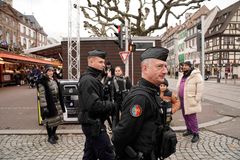 "Otevřete kufr a projděte rámem!" Jste na vánočních trzích, nebo na letišti?