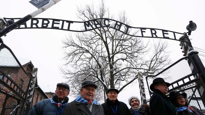 Přeživší vězni přijeli do Osvětimi připomenout památku obětí holokaustu. Snímek z ledna 2015.