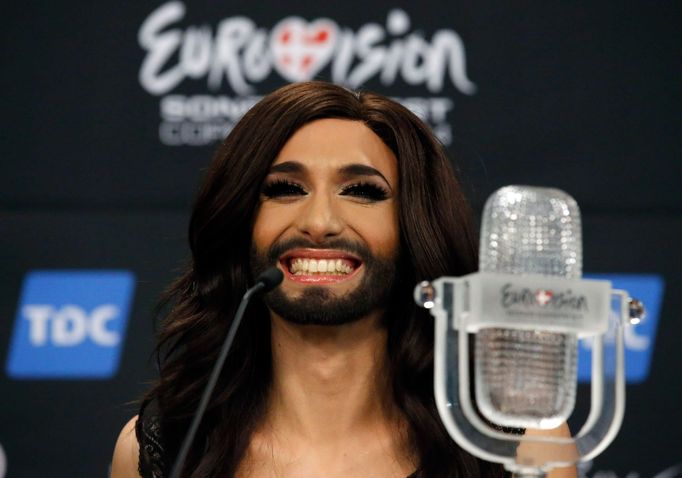 Conchita Wurst s eurovizní trofejí.