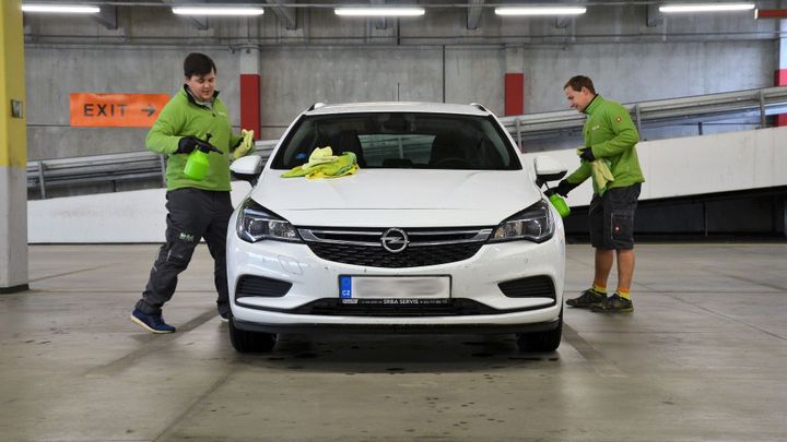 Vyzkoušeli jsme Uber mezi automyčkami. Jak se myje auto bez použití vody?