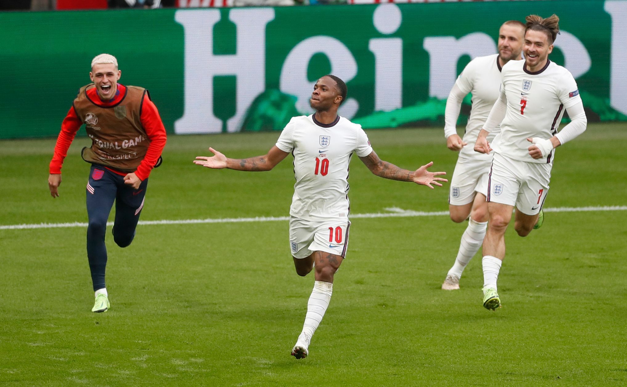 Raheem Sterling slaví gól v osmifinále Anglie - Německo na ME 2020