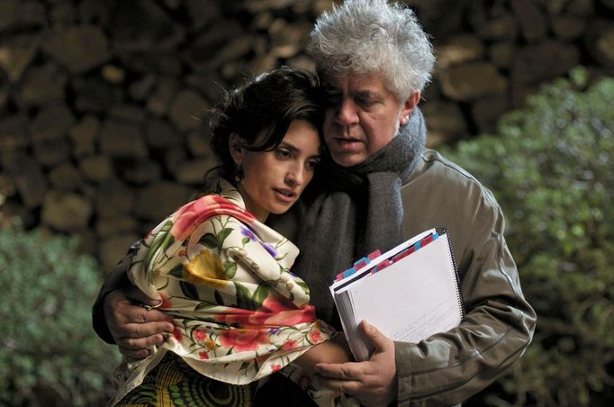 Penélope Cruz a Pedro Almodóvar při natáčení filmu Rozervaná objetí z roku 2009.