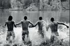 Muži, ženy a světlo. Legendární fotograf Robert Vano se loučí výstavou i biografií
