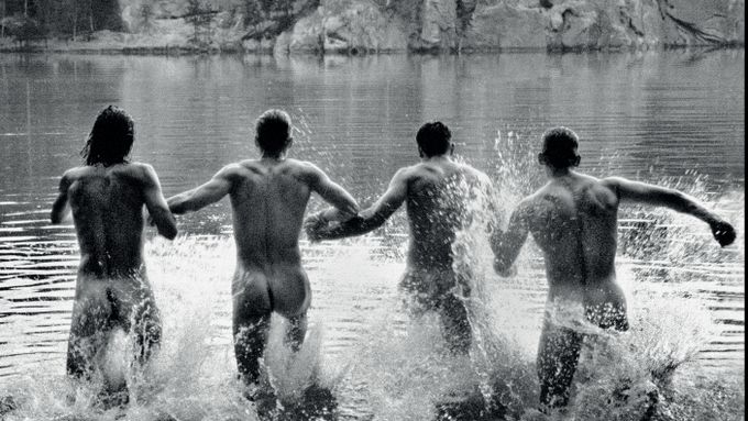 Čerstvě vydaná biografie Robert Vano obsahuje ikonické i méně známé snímky tohoto fotografa. Tato, s názvem "Bohemia 27, Adršpach 1992", patří k těm nejslavnějším.