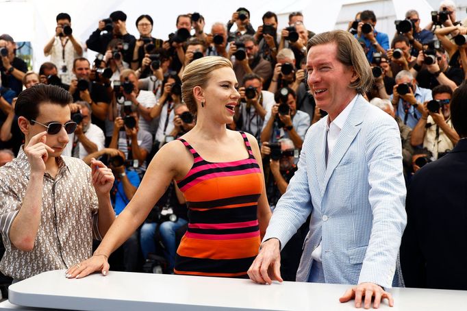 Herečka Scarlett Johansson a režisér Wes Anderson.