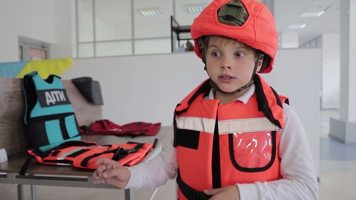 Reakce na hrůzné ruské útoky. Ukrajinci vyrábějí neprůstřelné vesty pro děti; Zdroj foto: Rádio Svobodná Evropa