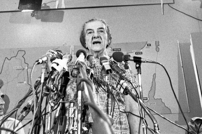 Izraelská premiérka Golda Meir na tiskové konferenci během arabsko-izraelské války v říjnu roku 1973.