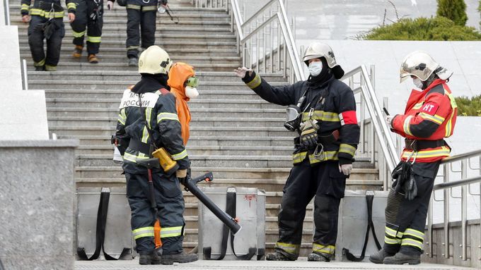 Ruští hasiči u nemocnice v Petrohradě, kde vypukl požár.