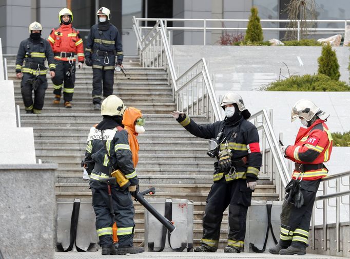 Ruští hasiči u nemocnice v Petrohradě, kde vypukl požár.