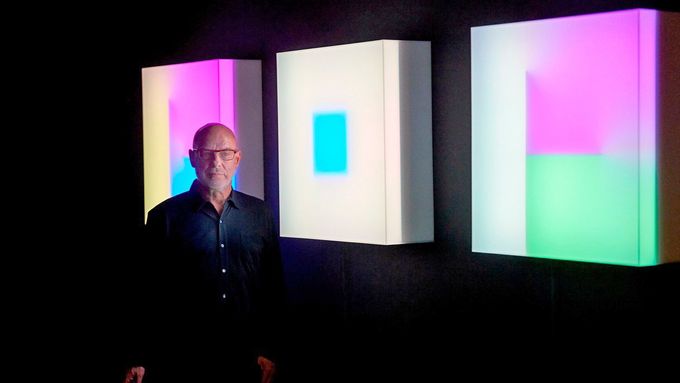 Brian Eno pózuje u své videoinstalace ve španělské Barceloně, léto 2017.