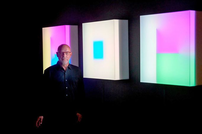 Brian Eno pózuje u své videoinstalace ve španělské Barceloně, léto 2017.