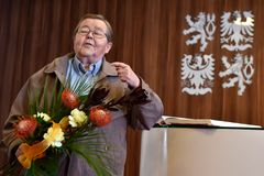 Zemřel novinář a signatář Charty 77 Jiří Hanák, bylo mu 82 let