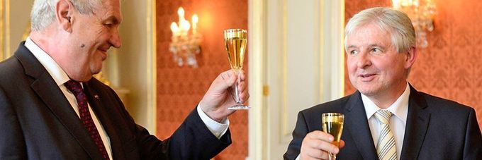 Prezident Miloš Zeman (vlevo) jmenoval 25. června 2013 na Pražském hradě novým premiérem bývalého ministra financí Jiřího Rusnoka (vpravo).