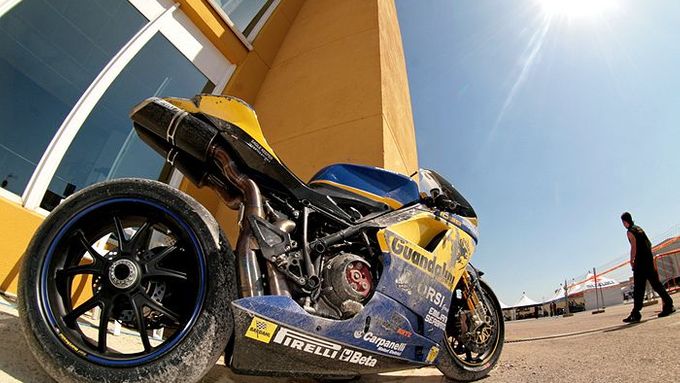Ducati 1098 RS 08 Jakuba Smrže. Vítěze nedělních závodů si odhadnout nedovolí. Desítka nejlepších je velmi vyrovnaná.