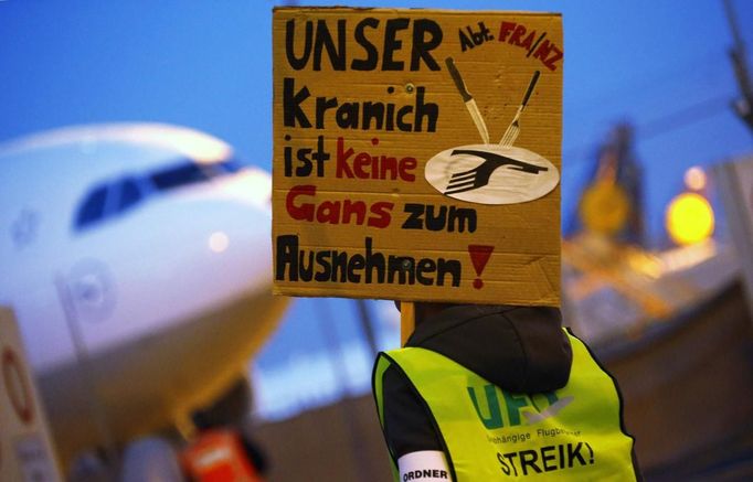 A member of German air carrier Lufthansa cabin crew union "UFO" holds a placard that reads "Our crane is not a goose to fleece" during a strike at the Fraport airport in Frankfurt, September 4, 2012. Lufthansa passengers face widespread flight disruption after cabin crew representatives said they continue a series of strikes over pay and cost-cutting measures at Germany's largest airline. The UFO union, which represents around two-thirds of Lufthansa's 19,000 cabin crew, late on Thursday called on its members to strike from 0400 GMT to 1500 GMT on Tuesday in Frankfurt and Berlin. REUTERS/Kai Pfaffenbach (GERMANY - Tags: BUSINESS EMPLOYMENT CIVIL UNREST TRANSPORT) Published: Zář. 4, 2012, 5:45 dop.