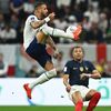 Kyle Walker a Kylian Mbappé ve čtvrtfinále MS 2022 Anglie - Francie