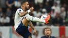 Kyle Walker a Kylian Mbappé ve čtvrtfinále MS 2022 Anglie - Francie