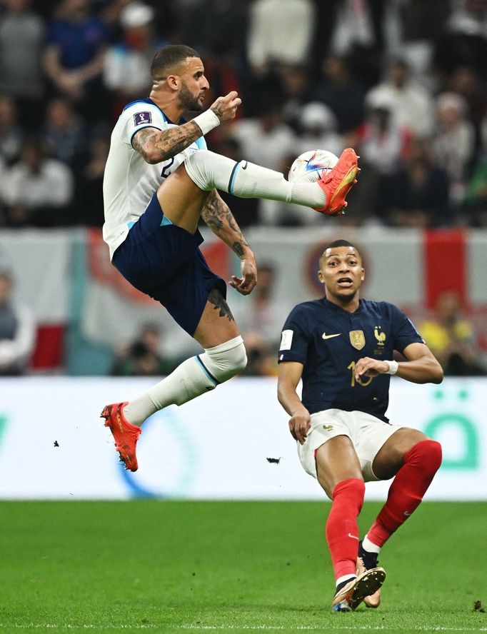 Kyle Walker a Kylian Mbappé ve čtvrtfinále MS 2022 Anglie - Francie