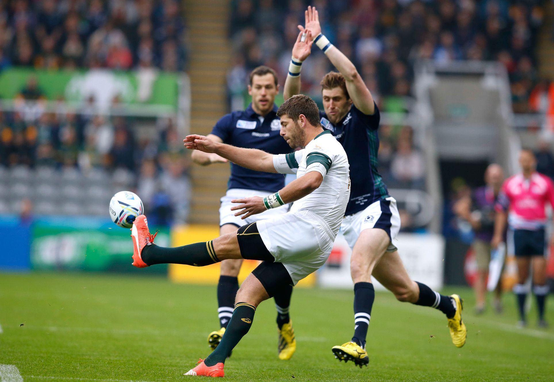 Jihoafrická republika proti Skotsku na MS v rugby 2015 (Willie le Roux odkopává před Richiim Vernonem)