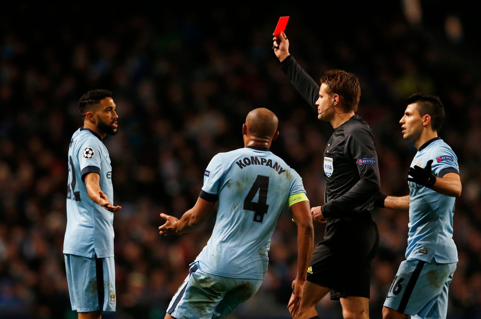 LM, Man.City-Barcelona: Gäel Clichy dostává červenou kartu od rozhodčího Felixe Brycha