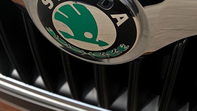 Škoda Superb - plastové logo automobilky na přídi vozu.