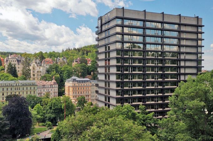 Karlovarský hotel Thermal a přilehlý bazén po rekonstrukci.