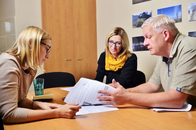 Pedagogická konzultantka Jana Štybnarová (uprostřed) a ředitel školy Roman Ziegler.