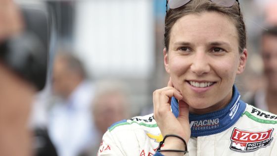 Půvabná Švýcarka Simona de Silvestrová kráčí ve stopách své slavnější kolegyně Danici Patrickové. V prvním závodě letošní sezony Indy Car byla jen krůček od stupňů vítězů. Podívejte se na její kariéru v obrazech.