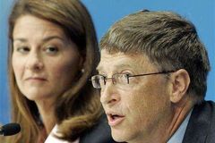 Gates neví, co s Buffettovými miliardami