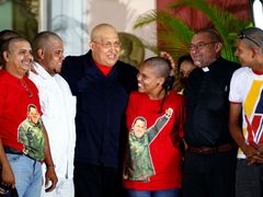 Chávez se svými stoupenci, kteří si ze solidarity s ním také nechali oholit vlasy