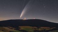 Tento snímek komety Neowise od Petra Horálka vybrala NASA jako snímek dne. Fotku pořídil v noci z 13. na 14. července z vyhlídky na Suchý vrch od Jablonného nad Orlicí. Kometu zachytil v okamžiku, kdy téměř přesně pod ní, hluboko pod obzorem, leží Slunce. Díky tomu namodralý, takzvaný iontový ohon komety míří téměř kolmo vzhůru a lze v něm rozeznat jakési uzliny, které jsou způsobeny reakcí ionizovaného plynu na sluneční vítr.