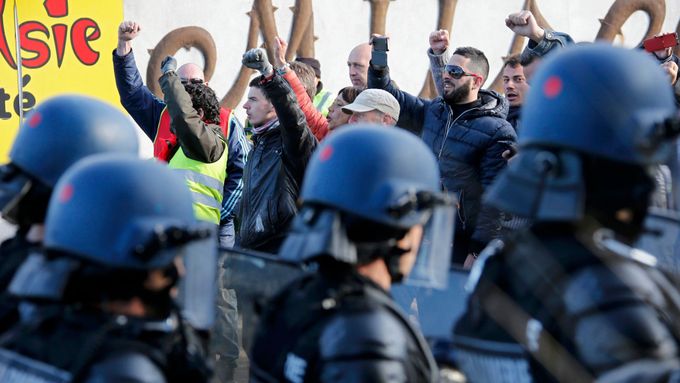Francouzská policie vyklidila přístupové silnice k rafinerii kousek od Marseille a zakročila proti protestujícím.