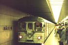 Vozy Ečs se v pražském metru objevily jako první. Mytiščinský strojírenský závod je do Prahy dodával od zprovoznění metra (1974) do roku 1977. Kritici tehdy upozorňovali, že sovětské vozy jsou zastaralé (koncepce pocházela ze 30. let) a příliš těžké (mimo jiné se kvůli nim musel zpevňovat most přes Nuselské údolí).